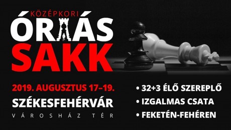 Középkori Óriás Sakk a Városház téren a Koronázási Ünnepi Játékok mindhárom napján